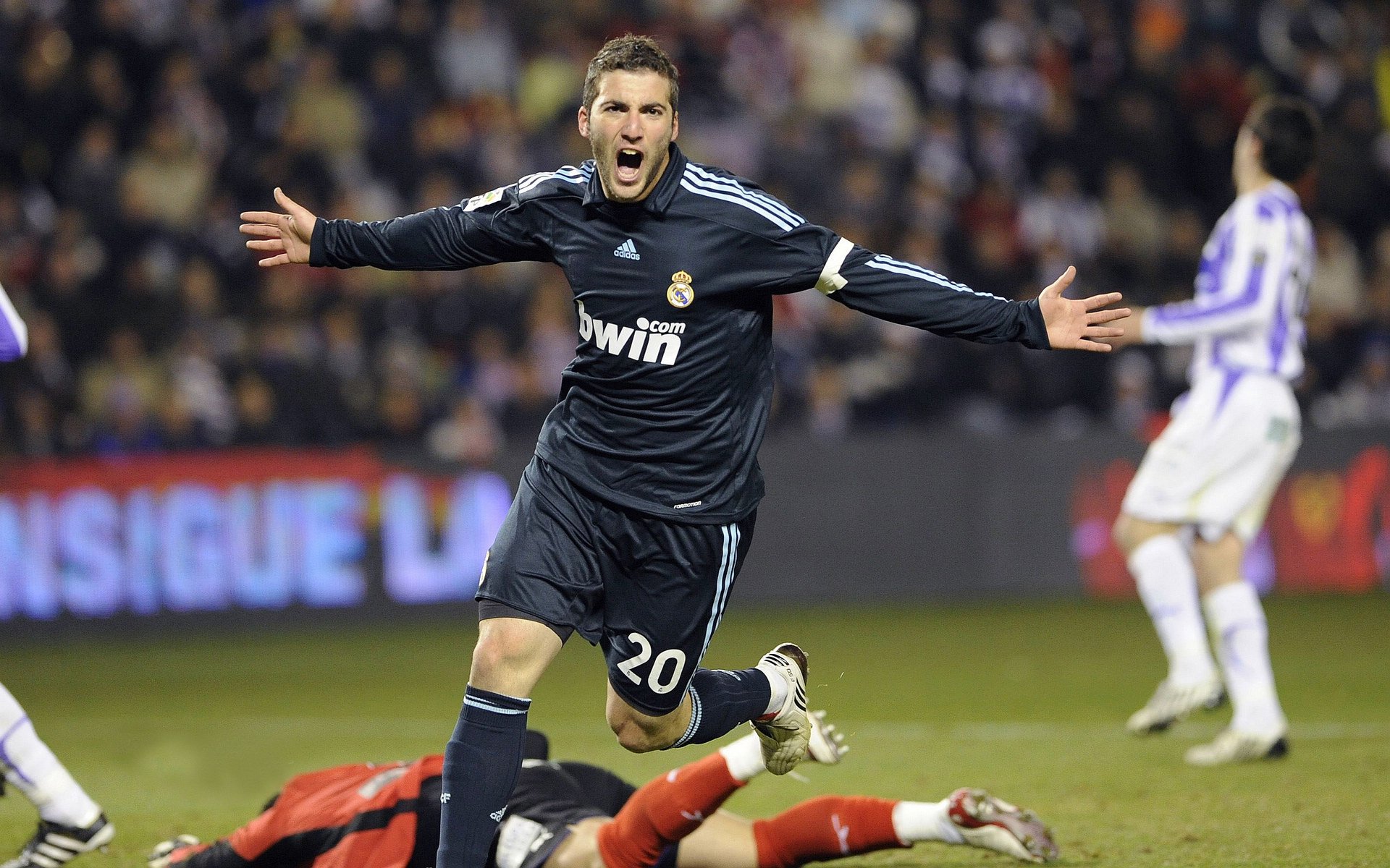 绝境中的孤胆英雄,塞恩斯扛起哈斯车队绝杀雷诺的传奇之战